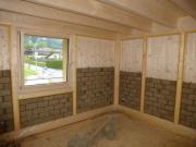 Bild 8: Die Lehmmasse macht das Holzhaus schwerer - so kann es die Strahlungswärme vom Ofen aufnehmen und speichern.