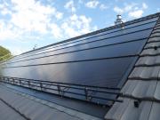Bild 4: ...denn die gesamte Dachfläche gegen Süden ist mit integrierten Photovoltaik- und Warmwassermodulen ausgestattet. Die Sonne liefert also kostenlos mehr Energie als die beiden Hausteile für Elektrik und Warmwasser benötigen werden.