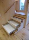 Bild 13: Eingebaute Schubladen in der Treppe...